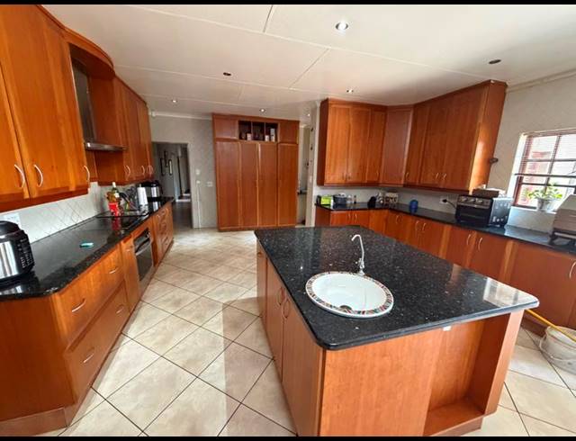 6 BEDROOM HOUSE FOR SALE IN CLUBVILLE